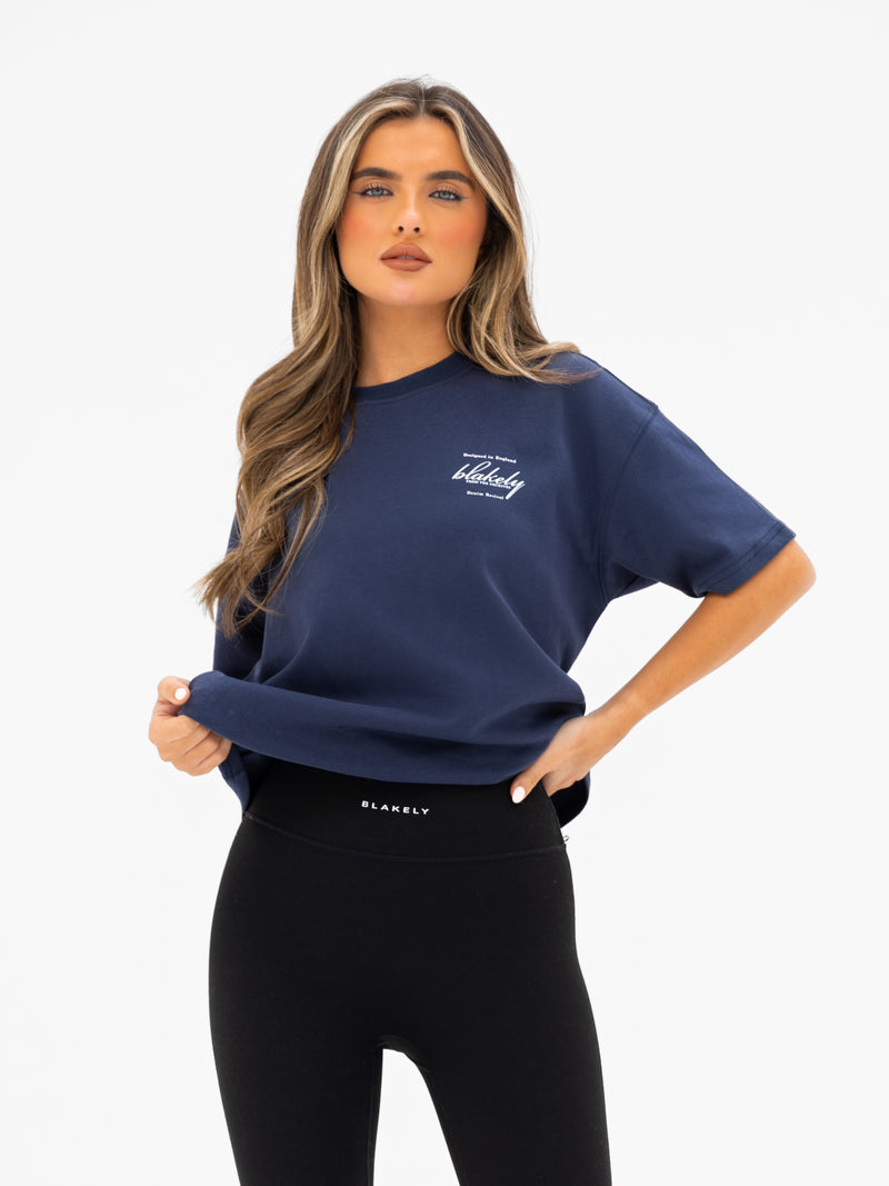 Georgia Oversized Script T-Shirt - Echtes Marineblau