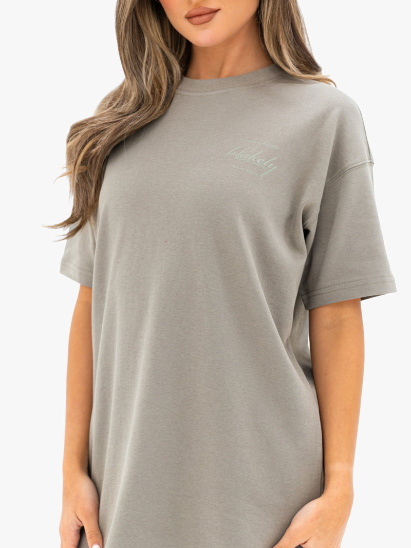 Georgia Oversized Script T-Shirt - Safarigrün