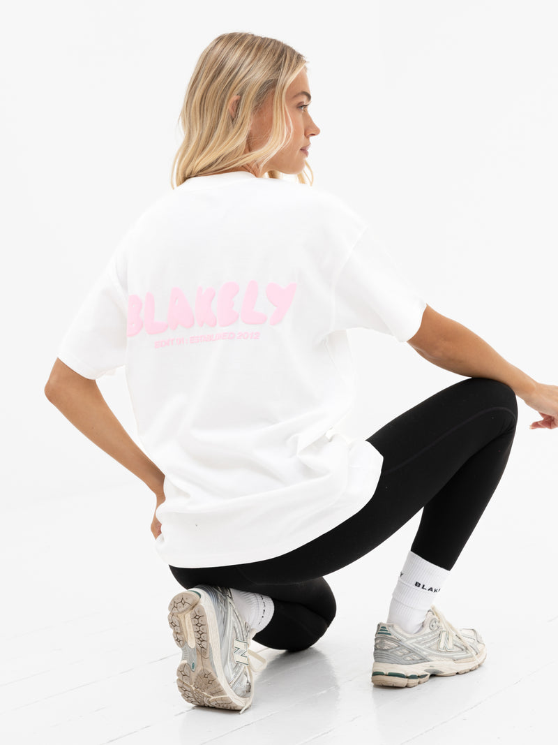 Übergroßes T-Shirt mit Wolkenprint – Cremeweiß & Puderrosa