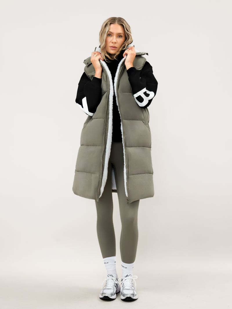 Mya Longline Fluffy Puffer Gilet - Safarigrün
