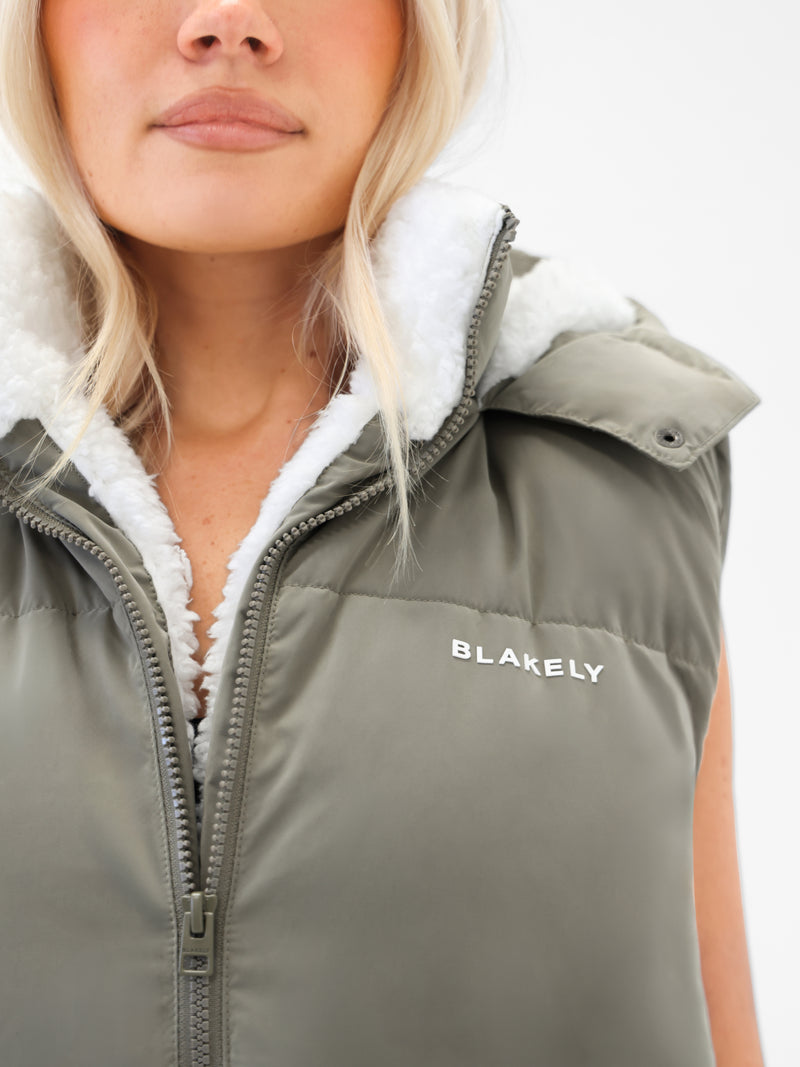 Mya Longline Fluffy Puffer Gilet - Safarigrün
