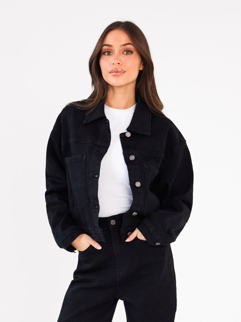 aqlut jeansjacke und schwarze hose