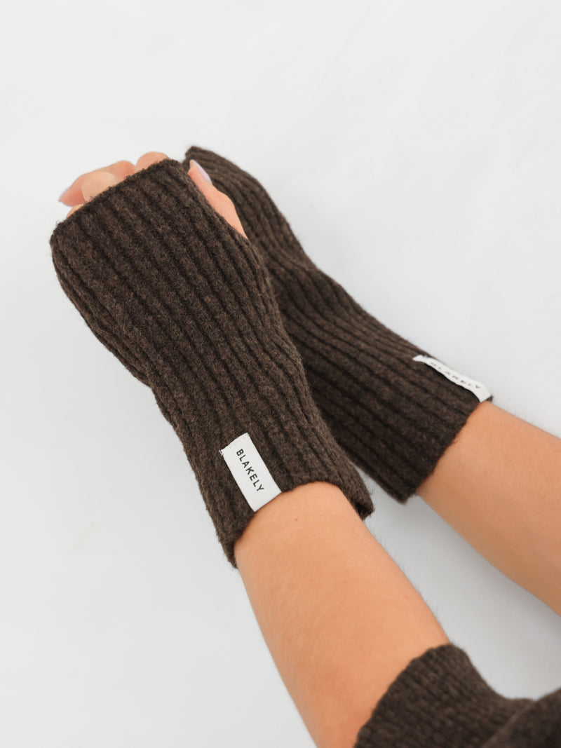 Label Knitted Wrist Warmers - Schokoladenbraun