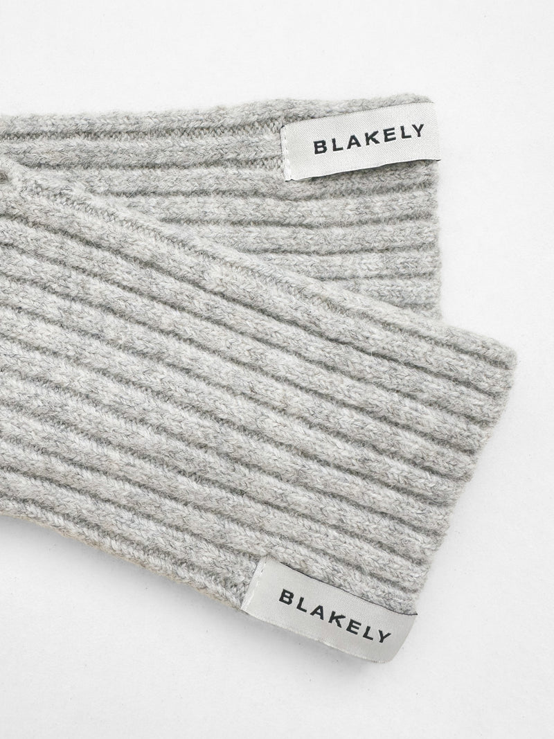 Label Knitted Wrist Warmers - Mergelgrau