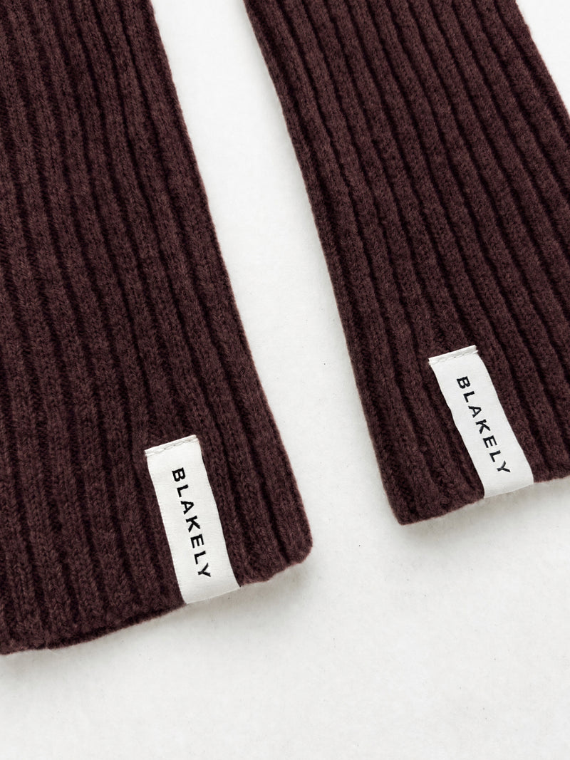 Label Knitted Wrist Warmers - Dunkle Maulbeere