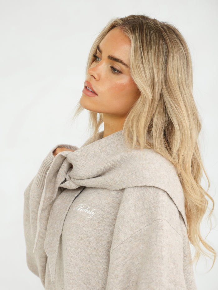 Label Knitted Triangle Scarf - Geröstetes Taupe