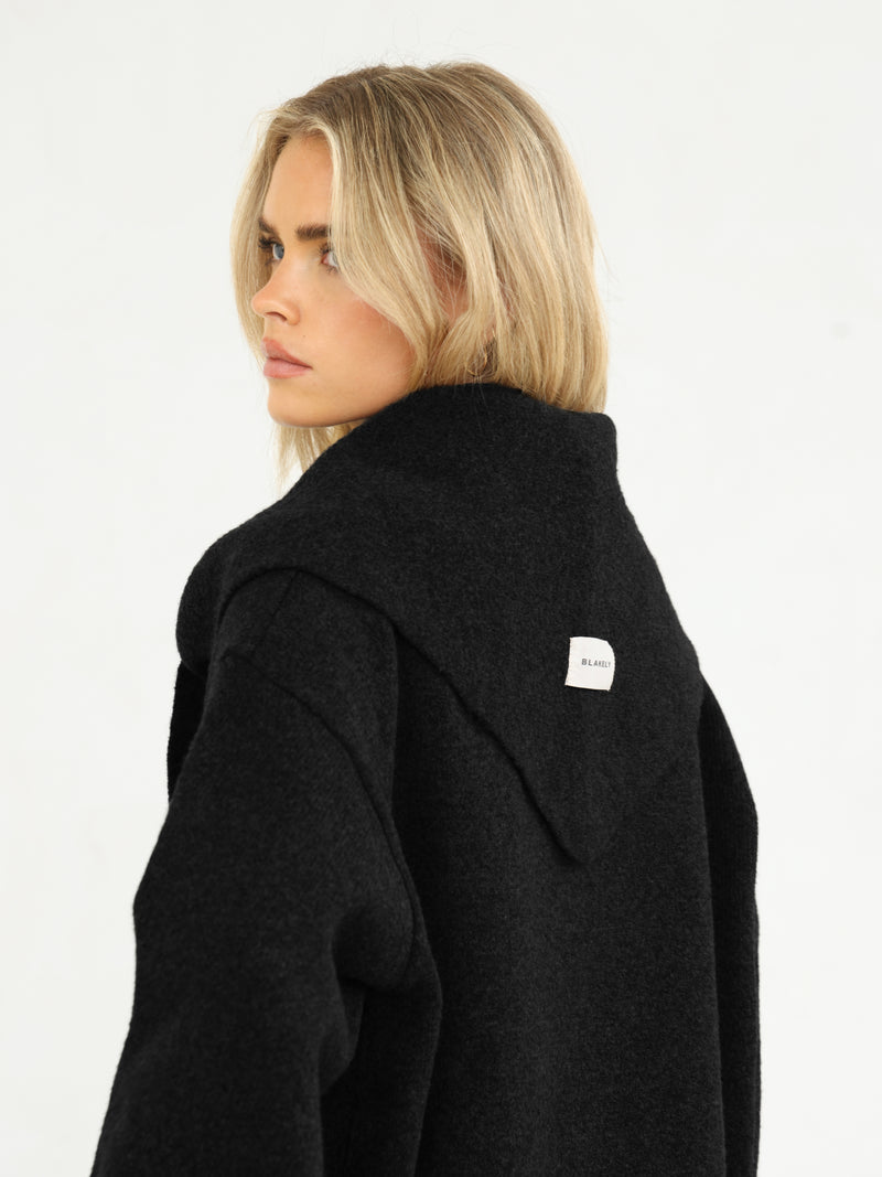 Label Knitted Triangle Scarf - Zwart