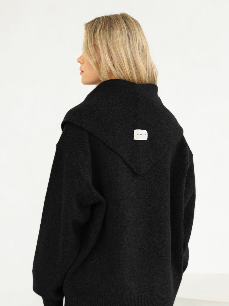 Label Knitted Triangle Scarf - Zwart