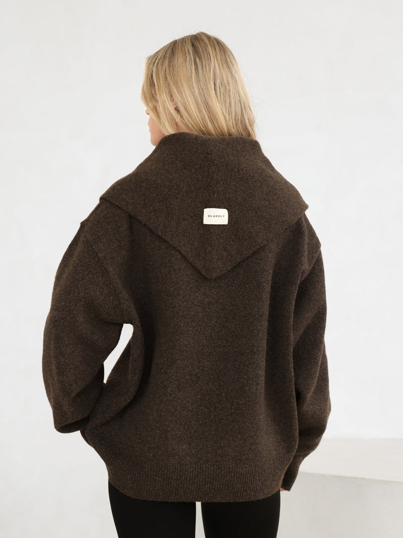 Label Knitted Triangle Scarf - Chocoladebruin