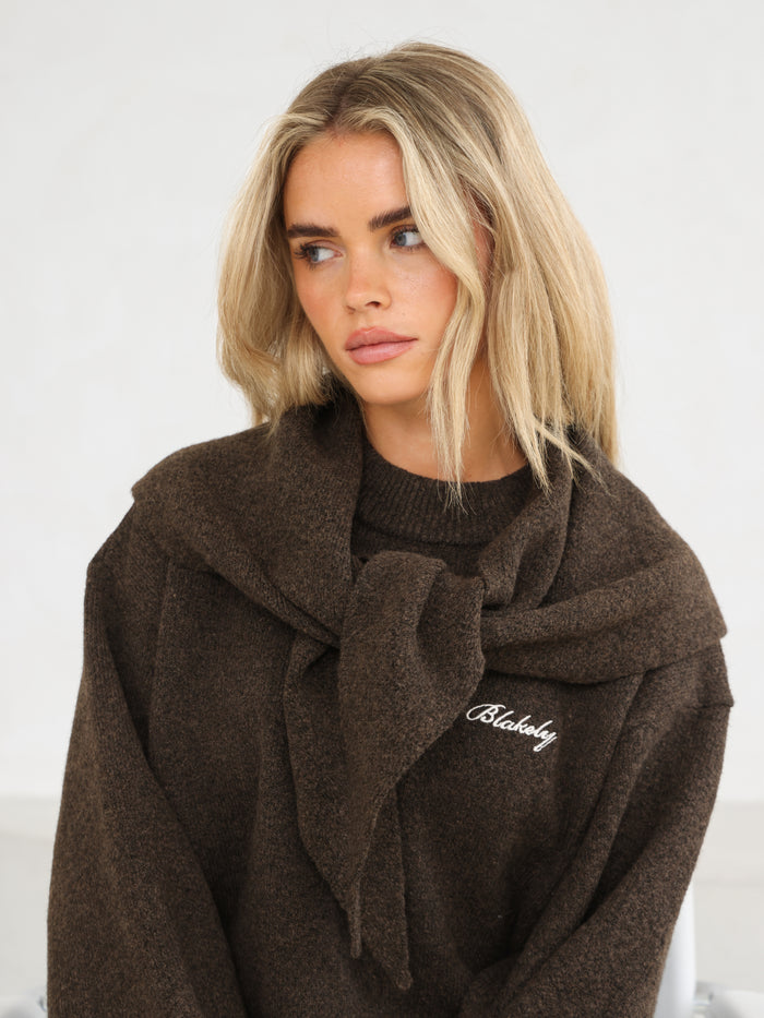 Label Knitted Triangle Scarf - Schokoladenbraun
