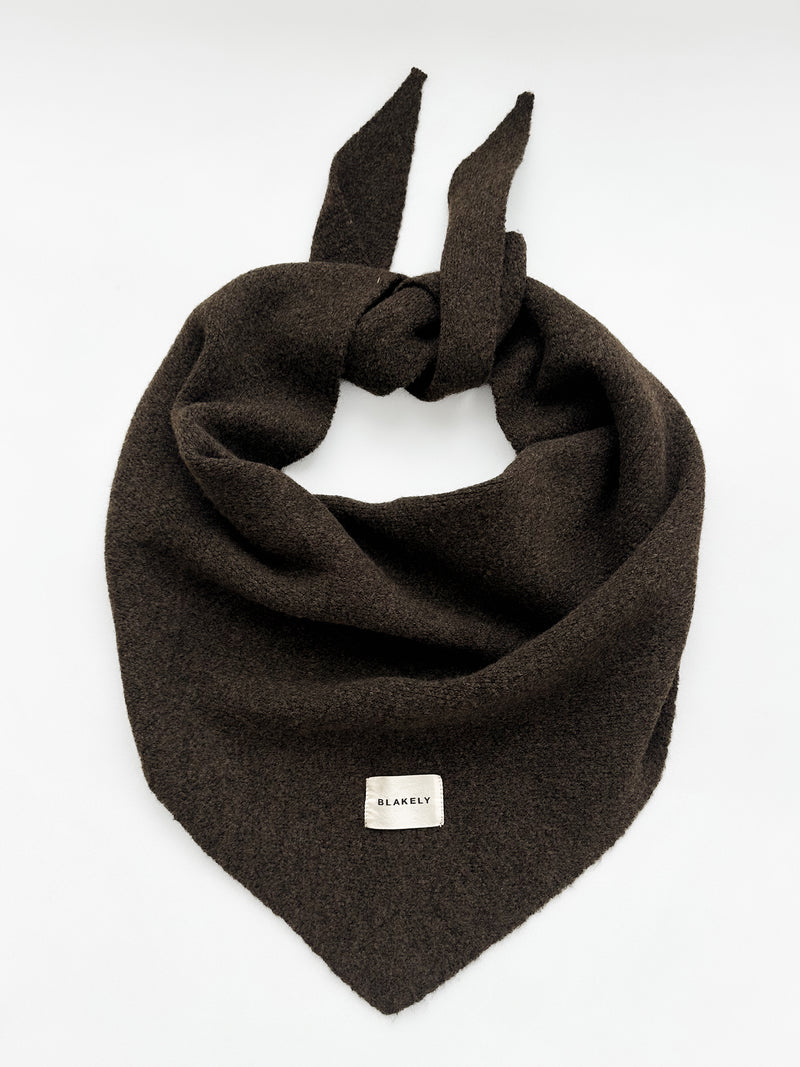 Label Knitted Triangle Scarf - Chocoladebruin