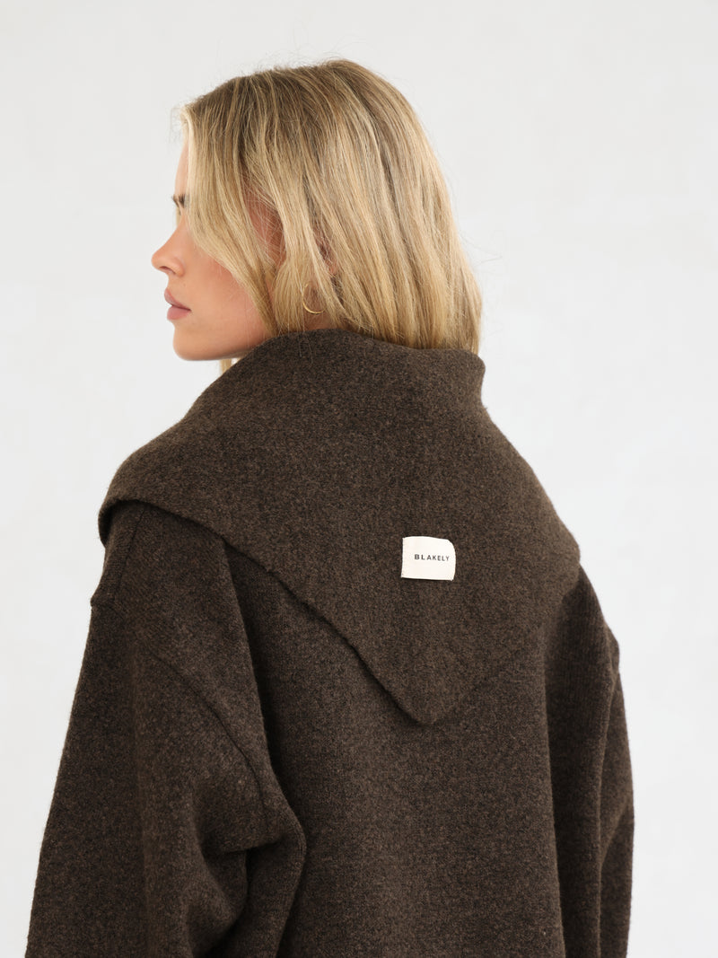 Label Knitted Triangle Scarf - Chocoladebruin