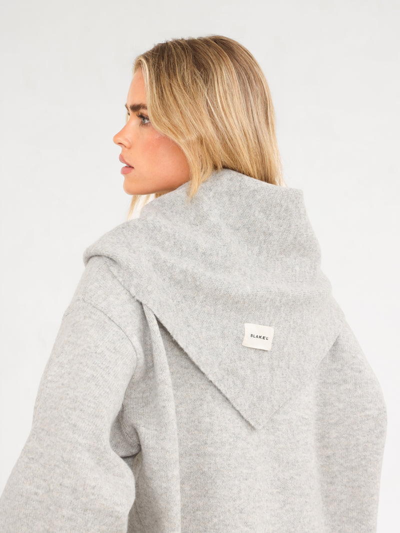 Label Knitted Triangle Scarf - Mergelgrau
