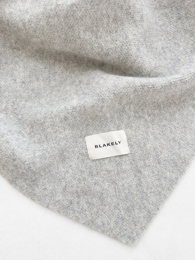 Label Knitted Triangle Scarf - Mergelgrau