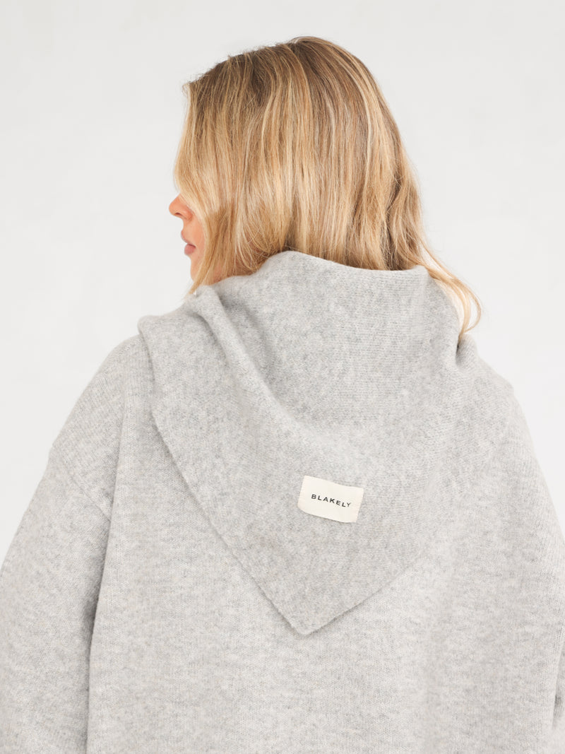Label Knitted Triangle Scarf - Mergelgrau