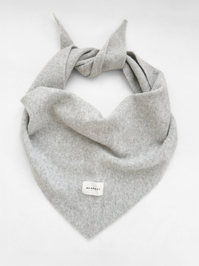 Label Knitted Triangle Scarf - Mergelgrau