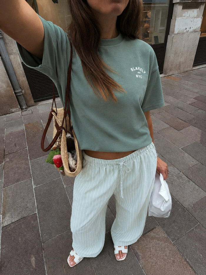 NYC Oversized T-Shirt & Elodie Stripe Trousers Set - Salbeigrün & Mintgrün