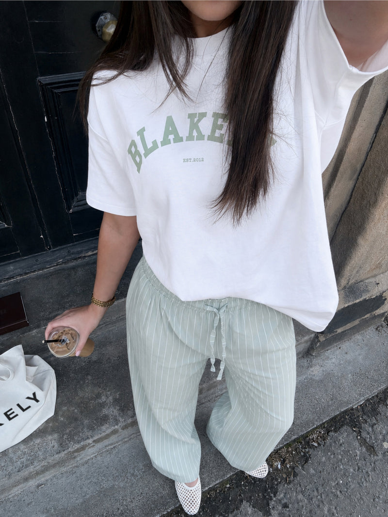 Varsity Oversized T-Shirt & Elodie Stripe Trousers Set - Weiß & Mintgrün