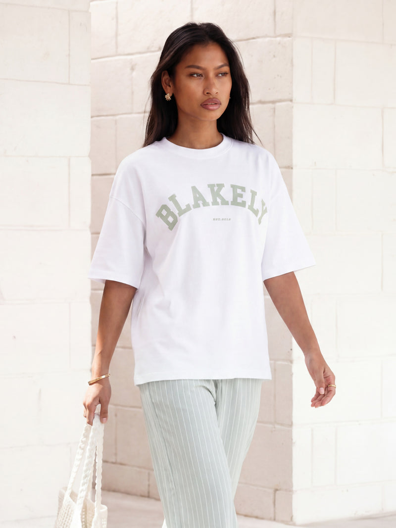 Varsity Oversized T-Shirt & Elodie Stripe Trousers Set - Weiß & Mintgrün