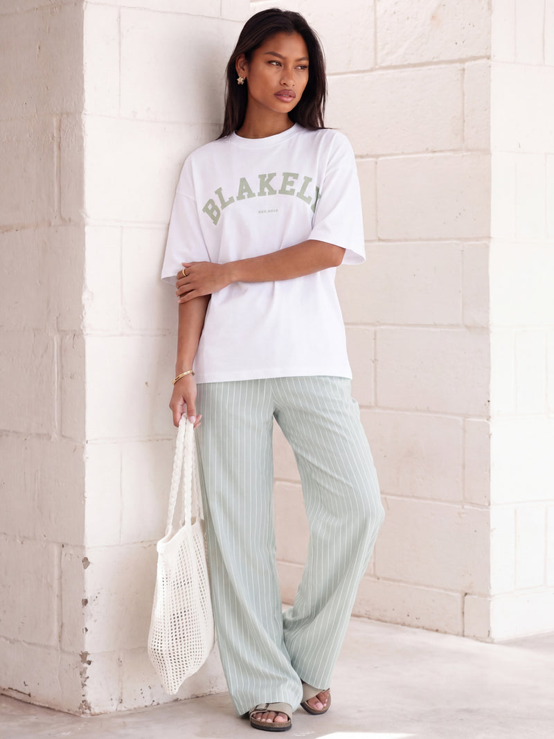 Varsity Oversized T-Shirt & Elodie Stripe Trousers Set - Weiß & Mintgrün